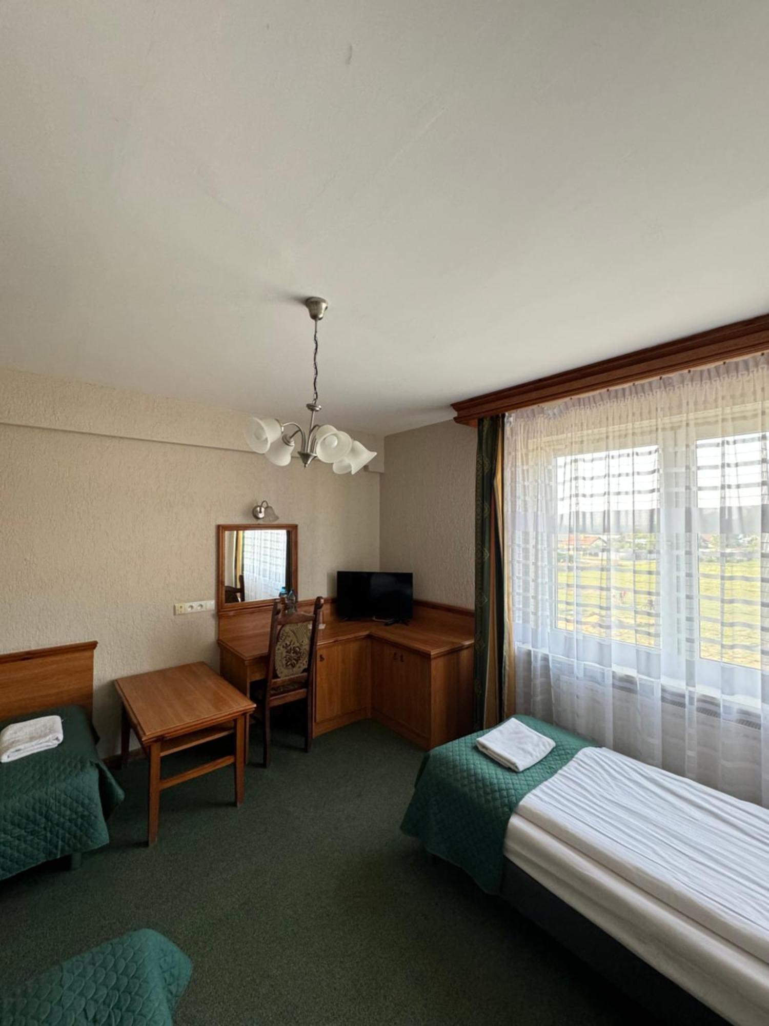 Hotel Victoria Łubowo Extérieur photo