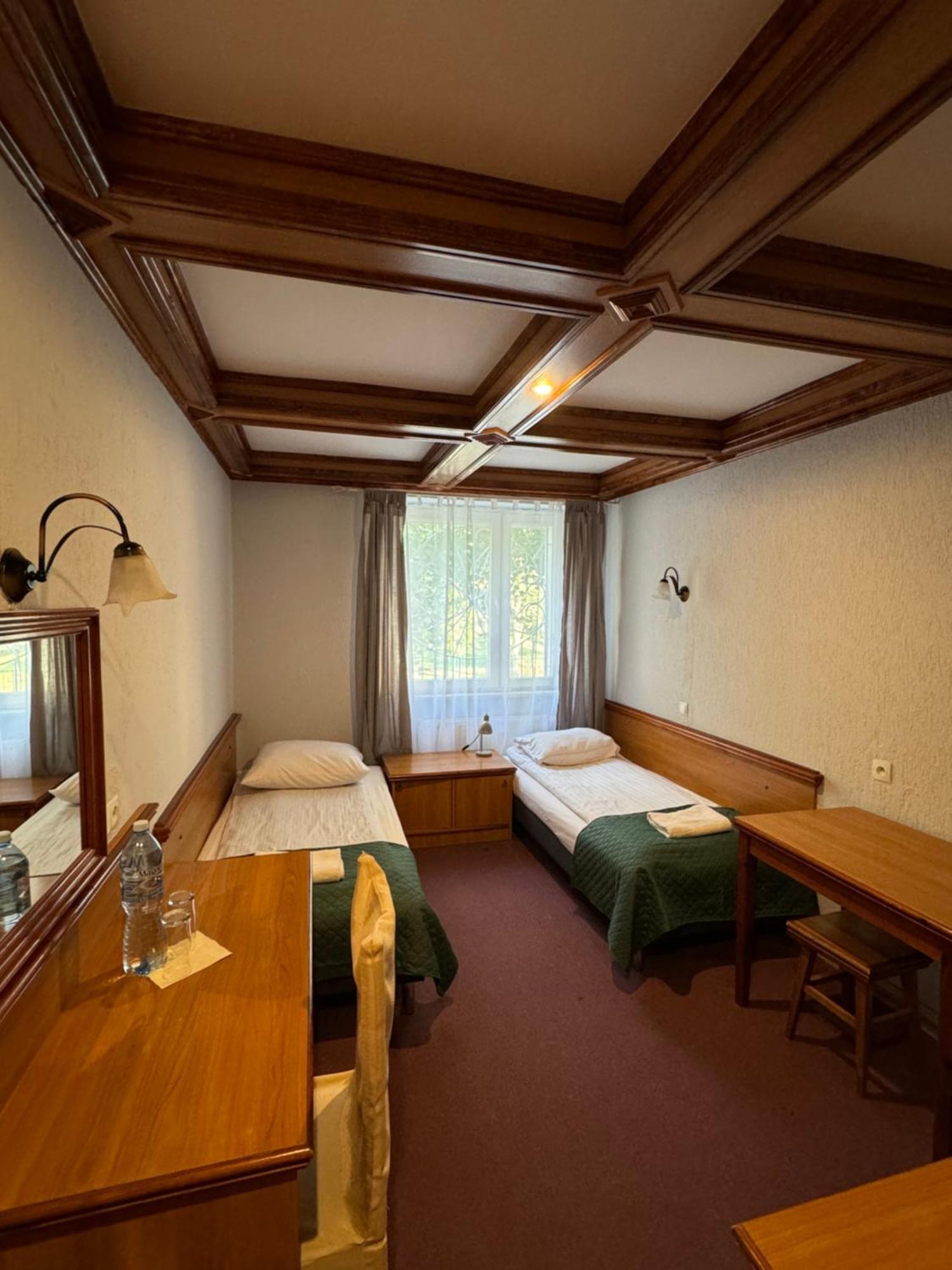 Hotel Victoria Łubowo Extérieur photo