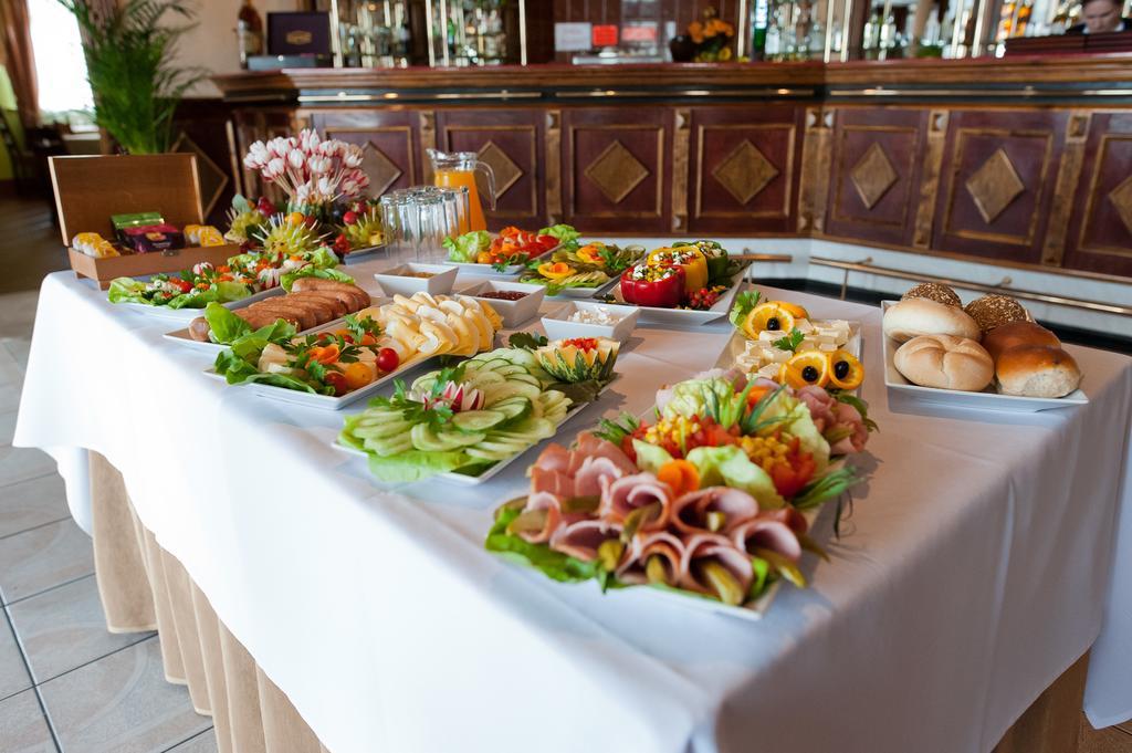 Hotel Victoria Łubowo Extérieur photo